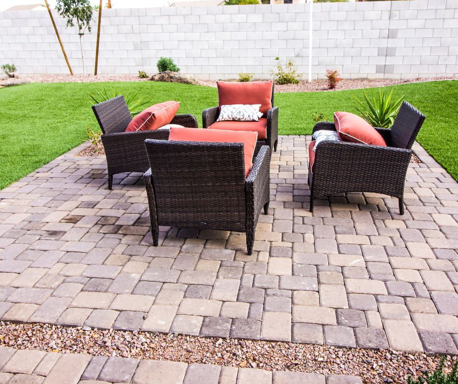 Stone, concrete, brick? A tough choice! Here's our guide to help you choose the best pavers for your backyard.